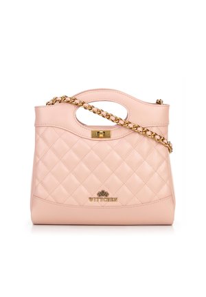 Roze gewatteerde leren handtas met een gouden kettingband, een bovenhandvat en een sluiting aan de voorkant, voorzien van een logo op de onderste voorkant.