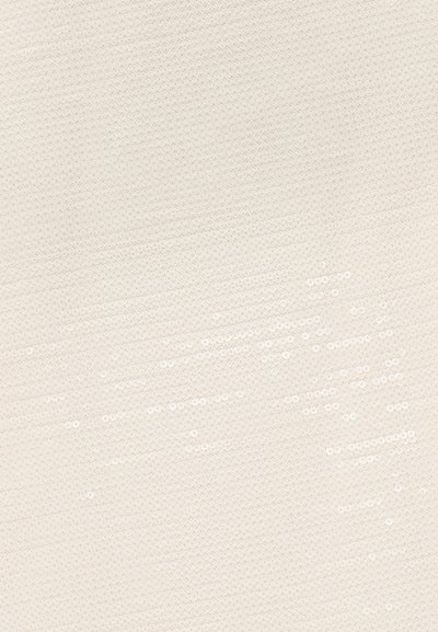 Tekstil svijetle bež podloge, s diskretnom teksturom i sitnim šljokicama raspršenim po površini, stvarajući nježan sjaj.