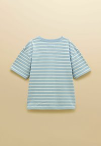 Chemise bleu clair à manches courtes avec des rayures blanches horizontales, col rond, et un petit logo brodé au centre du haut du dos.