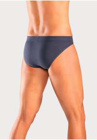 Männliche, dunkelgraue Schwimmslips aus glattem Stoff, mit einem tiefen Schnitt und elastischem Bund. Minimalistisches Design, ohne Muster oder Akzente.