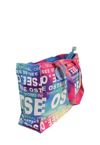 Sac en tissu coloré avec un motif dégradé présentant du texte en blanc. Fermeture éclair et poignées en tissu ; texture douce.
