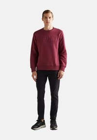 GANT EMBOSSED C-NECK  - Felpa - wine red