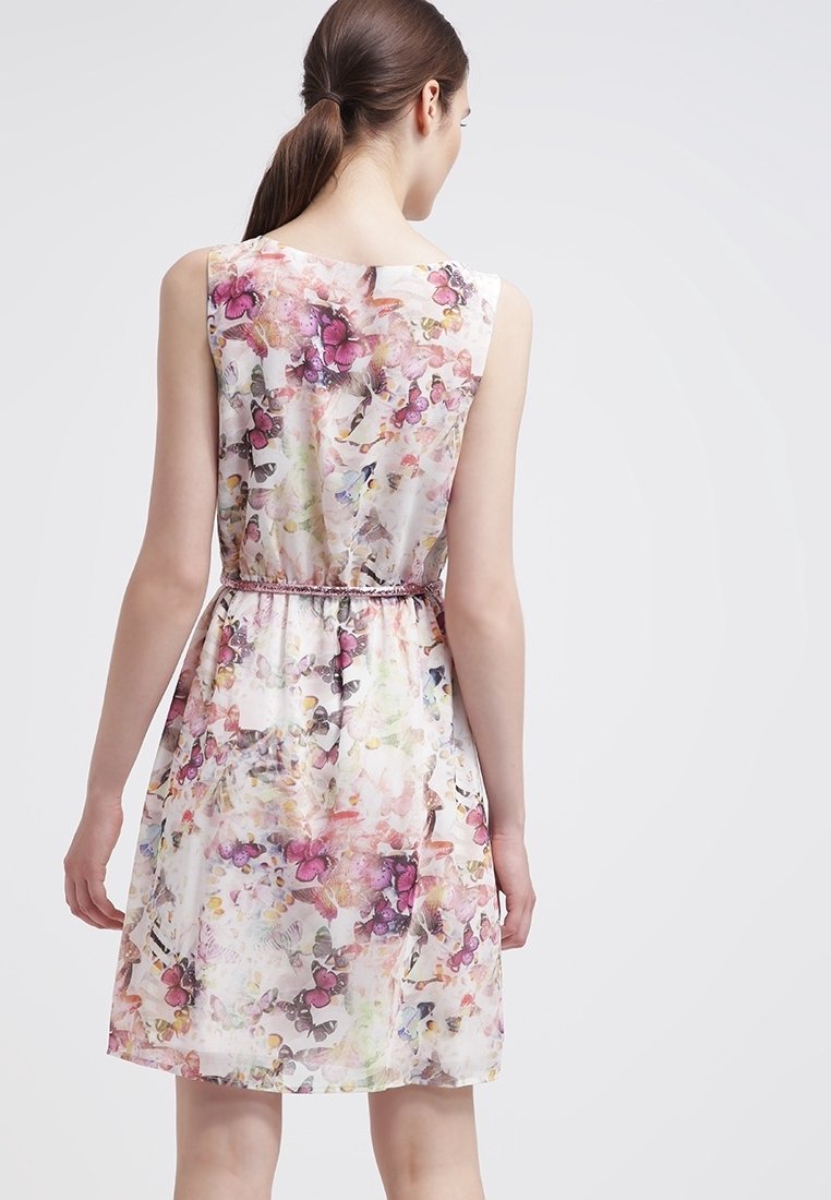 Ärmlös klänning i lätt tyg med ett färgglatt blommönster och fjärilar. Elastisk midja och flödande A-linjeform.