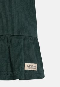 Tessuto a coste verde scuro con orlo svasato e un'etichetta tessuta che presenta "MarMar COPENHAGEN" in marrone. Morbida al tatto e con un design strutturato.