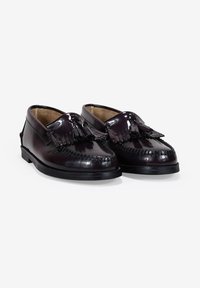 Mocasines de cuero burdeos oscuros con un diseño de estilo mocasín, que presentan una puntera cosida, detalles de flecos y una suela negra de perfil bajo.