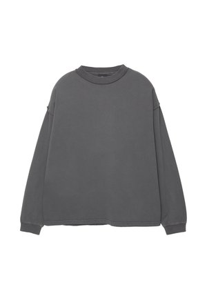 Grauer Sweatshirt mit langen Ärmeln, rundem Halsausschnitt, überschnittenen Schultern und Bündchenärmel. Weicher Stoff, minimalistisches Design und keine sichtbaren Muster.