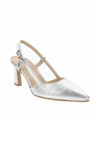 Scarpa slingback argento con punta affusolata, tomaia metallica testurizzata e tacco affusolato. Presenta una cinturino regolabile e una soletta interna liscia.