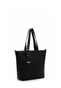 Juoda odinė rankinė su dviem rankenomis, sidabriniu sagties detaliu ant vieno dirželio ir subtiliu įspaudžiu prekės ženklo logotipu netoli apačios.