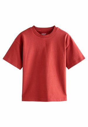 Czerwony bawełniany t-shirt z okrągłym dekoltem, krótkimi rękawami i luźnym fasonem; ma delikatną strukturę bez wzorów czy zdobień.