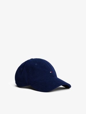 Cappellino da baseball in corduroy blu navy con visiera curva, caratterizzato da un piccolo logo rosso, bianco e blu sul davanti. Tessuto morbido con dettagli di cucitura.