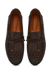 Braune Wildleder-Loafer im Krokodil-Look mit abgerundetem Zehenbereich, dekorativen Schnürsenkeln und gesteppten Akzenten. Glatte Innenausstattung und gepolsterte Innensohle.