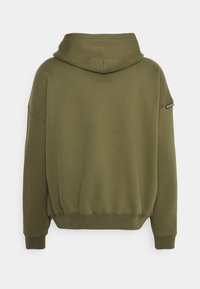 Sudadera con capucha de color verde oliva, con mangas largas, puños y cintura acanalados, vista desde la parte posterior sobre un fondo blanco liso.