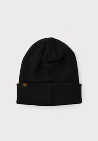 Gorro negro de punto, con ala plegable. Adornado con una pequeña etiqueta de logo naranja en el lado.