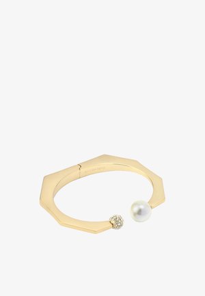 Brazalete octagonal de oro con una perla y un orbe incrustado de cristales. Textura suave con un acabado pulido.