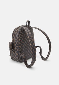Sac à dos marron foncé à motifs avec deux bretelles réglables et une petite pochette latérale ronde avec une fermeture éclair.