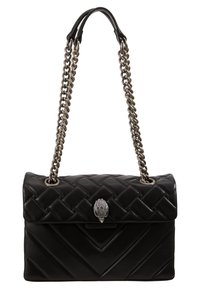 Borsa a tracolla in pelle nera trapuntata con catena argentata, design a zig zag e una chiusura decorativa che ricorda una conchiglia ornamentale.