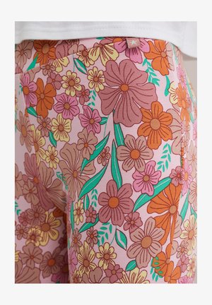 Kvetinové legíny v ružovej farbe s živým motívom oranžových, žltých a fialových kvetov obklopených zelenými listami. Elastický materiál, priliehajúci strih.