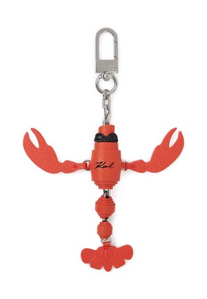 Breloczek w kształcie czerwonego homara z metalowym zapięciem i łańcuszkiem, na ciele z napisem "Karl" oraz teksturowanymi detalami szczypiec.