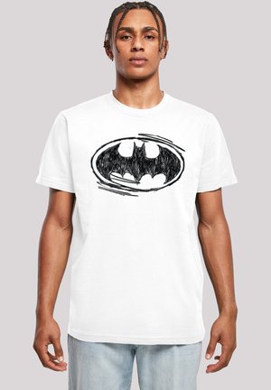 Hvit bomulls t-skjorte med et svart skisseaktig Batman-logo sentrert på brystet, korte ermer og standard rund hals.