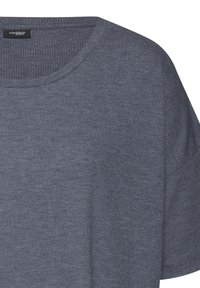 Graues, geripptes T-Shirt mit rundem Ausschnitt und kurzen Ärmeln. Der Stoff wirkt weich und strukturiert, geeignet für legere Bekleidung.