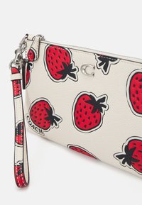 COACH STRAWBERRY SMALL WRISTLET - Lompakko - chalk