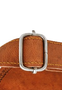 Ceinture en cuir marron avec une boucle en argent, dotée de coutures jaune contrastantes le long des bords. La texture semble légèrement grainée.