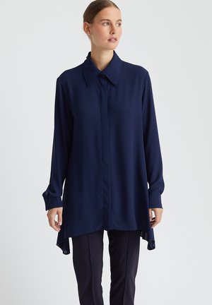 Marineblaues Langarmhemd aus leichter Stoffqualität, mit klassischem Kragen, knöpfbaren Manschetten und asymmetrischem Saum.