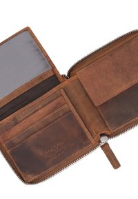 Brun læderpung med lynlåslukning, flere kortlommer, et gråt stofrum og præget logodetaljer.