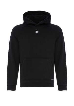 Schwarzer Kapuzenpullover aus weichem Stoff. Mit einer Fronttasche, gerippten Bündchen und einem kleinen weißen Logo auf der Brust. Einfaches Design.