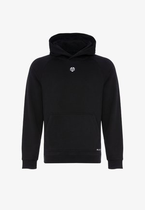 Schwarzer Kapuzenpullover aus weichem Stoff. Mit einer Fronttasche, gerippten Bündchen und einem kleinen weißen Logo auf der Brust. Einfaches Design.