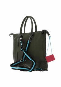 Sac à main en cuir vert avec deux poignées, une bandoulière réglable ornée d'accents bleus et noirs, et une petite étiquette rose accrochée.