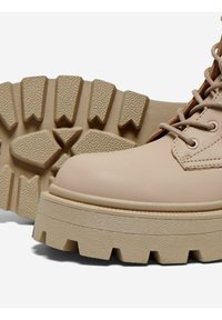 ONLY SHOES EINFARBIGE - Enkellaarsjes met plateauzool - camel