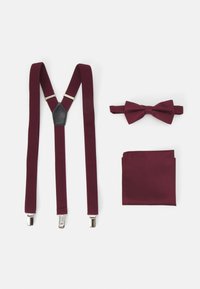 Tirantes burdeos con clips de plata, una pajarita a juego y un pañuelo de bolsillo. Todos los artículos presentan un acabado de tela texturizada.