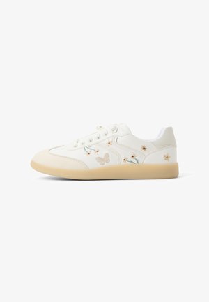 Witte sneakers met geborduurde bloemen- en vlindermotieven, gestructureerd materiaal, platte lichtgekleurde rubberen zool en ronde neusvorm.
