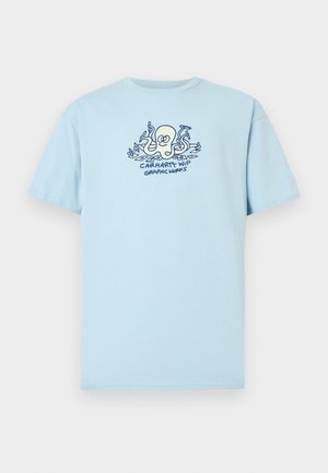 Lyseblå bomuld T-shirt med et grafisk print af en blæksprutte og teksten "CARHARTT WIP GRAPHIC WORKS" i mørkeblå. Korte ærmer, rund hals.