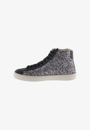 Zapatillas altas con un upper de purpurina negra, punta redondeada y cordones negros. Suela de goma blanca, textura suave y puntera negra en contraste.