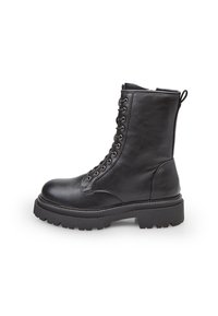Stivale alto in pelle nera con punta rotonda, suola resistente e occhielli metallici per i lacci. Caratterizzato da un tassello sul retro.
