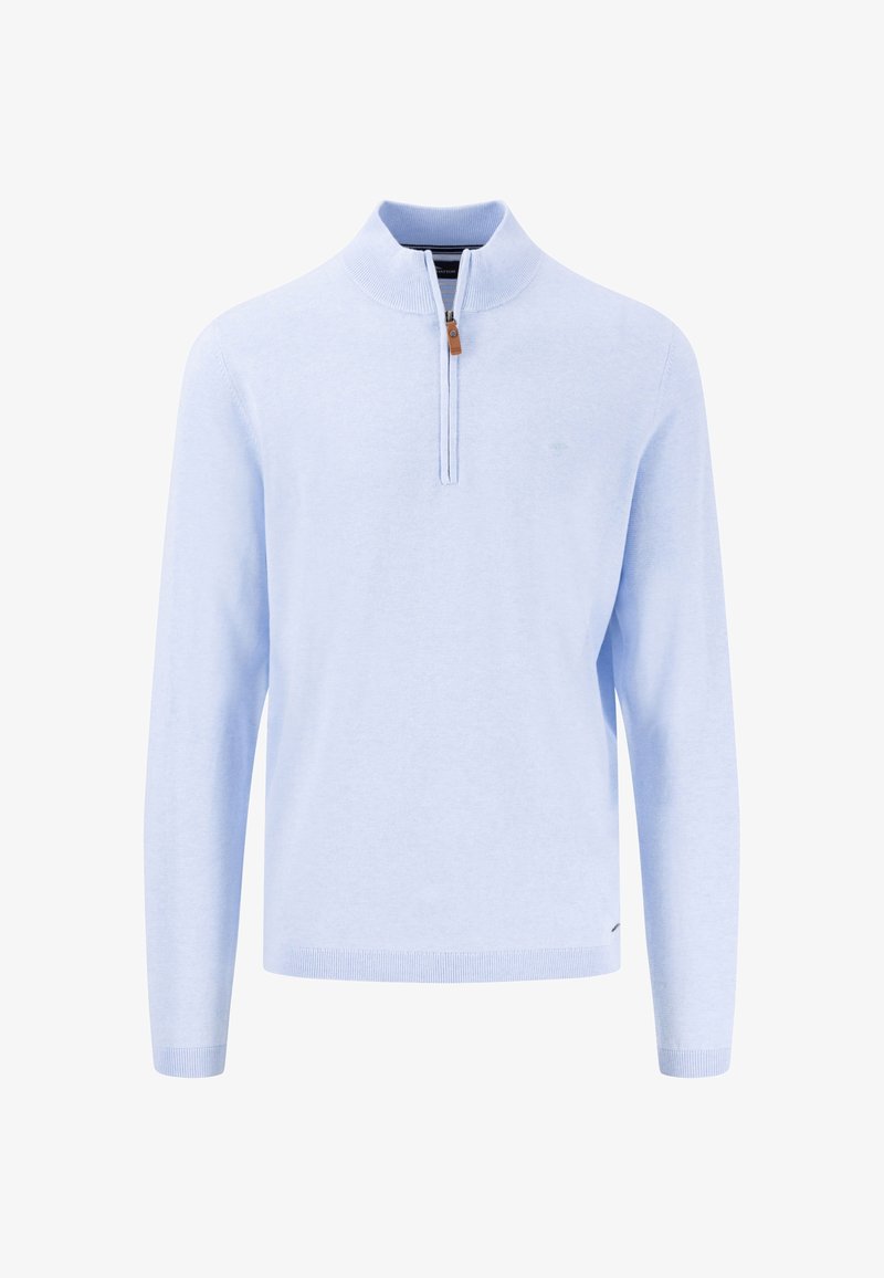 Jasnoniebieski sweter z kołnierzem na ćwierć zamka, długimi rękawami, ściągaczami przy mankietach i u dołu oraz małym logo na piersi. Miękki materiał dzianinowy.