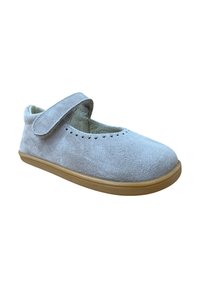 Zapato Mary Jane de ante gris con una correa de gancho y bucle, detalles ondulados a lo largo del borde y una suela de goma flexible.