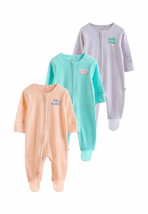 Drei gerippte Baby-Strampler mit Füßen in Pfirsich, Türkis und Lavendel, jeweils mit Frontreißverschluss und bestickten Sprüchen auf der Brust.