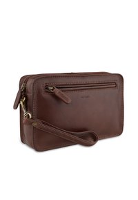 Billetera de mano de cuero marrón con bolsillo delantero con cremallera, cierre principal con cremallera y correa desmontable sobre fondo blanco.