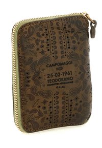 Portafoglio in pelle marrone con motivi floreali e paisley in rilievo, chiusura con cerniera e bordi verdi. Presenta il testo del marchio e la data sulla superficie.
