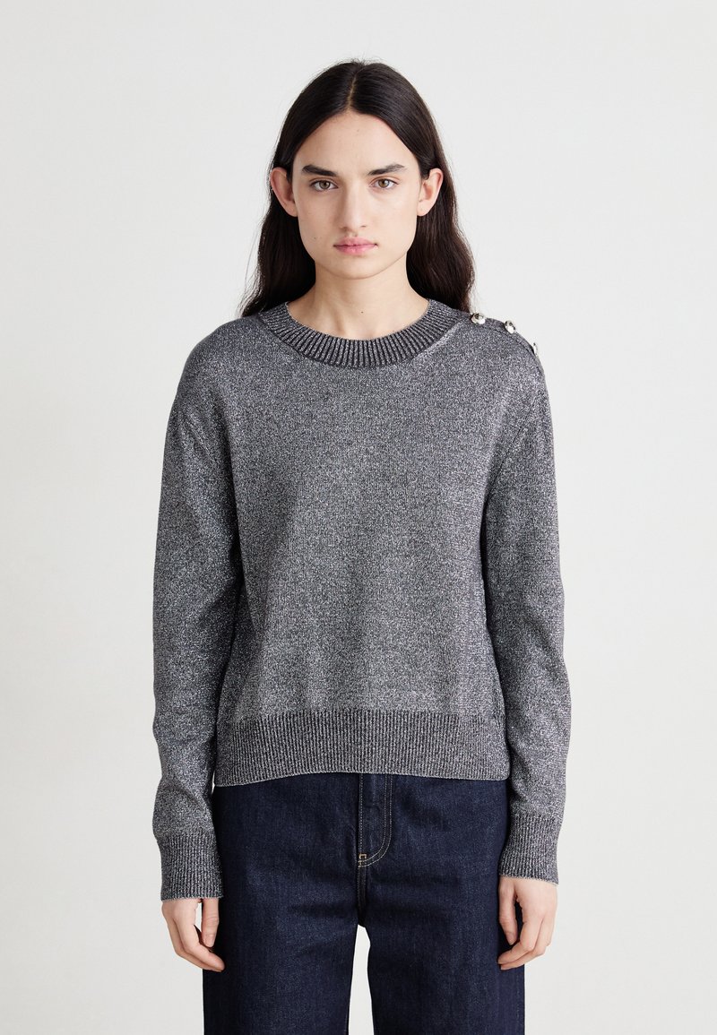 Pull gris métallique avec un col rond et un tricot texturé. Il possède des manches longues et des boutons décoratifs sur l'épaule gauche.