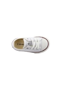 Zapatilla de lona blanca con puntera redonda, diseño de cordones, ojales de plata y suela de goma granate. Logotipo de la marca impreso en la plantilla.