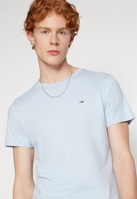 Tommy Jeans SLIM TEE - T-shirt - bas - breezy blue
