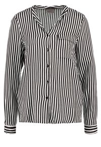 Camisa de manga larga con rayas blancas y negras, cuello en V, bolsillo frontal y detalles de botones a lo largo de la tapeta y los puños. Textura de tela suave.