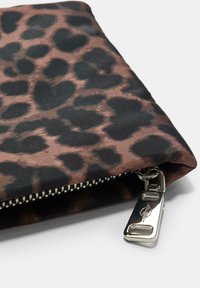 Pochette con stampa leopardata realizzata in tessuto liscio, caratterizzata da un motivo nero e marrone, con hardware della cerniera in argento e forma rettangolare.