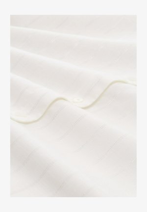 Țesătură albă cu un model subtil de dungi texturate și accente lucioase. Prezentă butoane mici pe un margine pentru închidere.