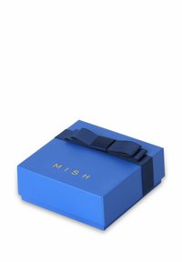 Blaue Geschenkbox mit glatter Oberfläche, versehen mit einem marineblauen Band und goldener "MISH"-Aufschrift oben. Quadratische Form mit klaren Kanten.