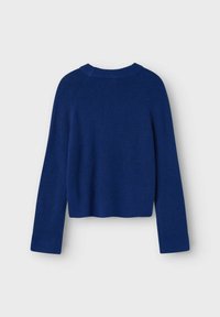 Blauer Strickpullover mit rundem Ausschnitt, langen Raglanärmel und verkürztem Saum. Der Stoff hat eine weiche und gerippte Textur.